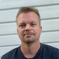 Johan VVS-installatör med över 15 års erfarenhet inom värmepumpar och ventilationssystem