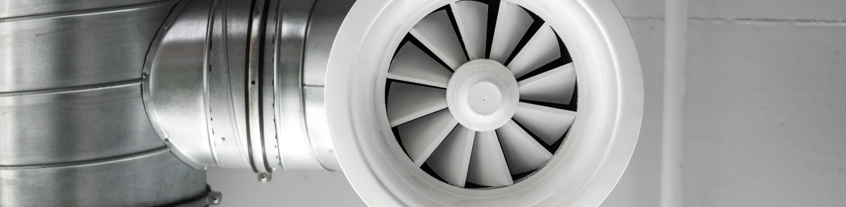 Professionell installation av fläktförstärkt självdragsventilation på villa med skorsten